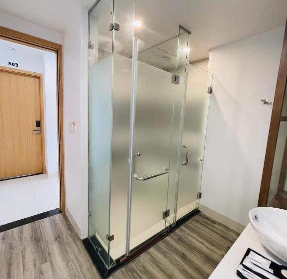 اتاق سوپریور با تخت بزرگ, The Light