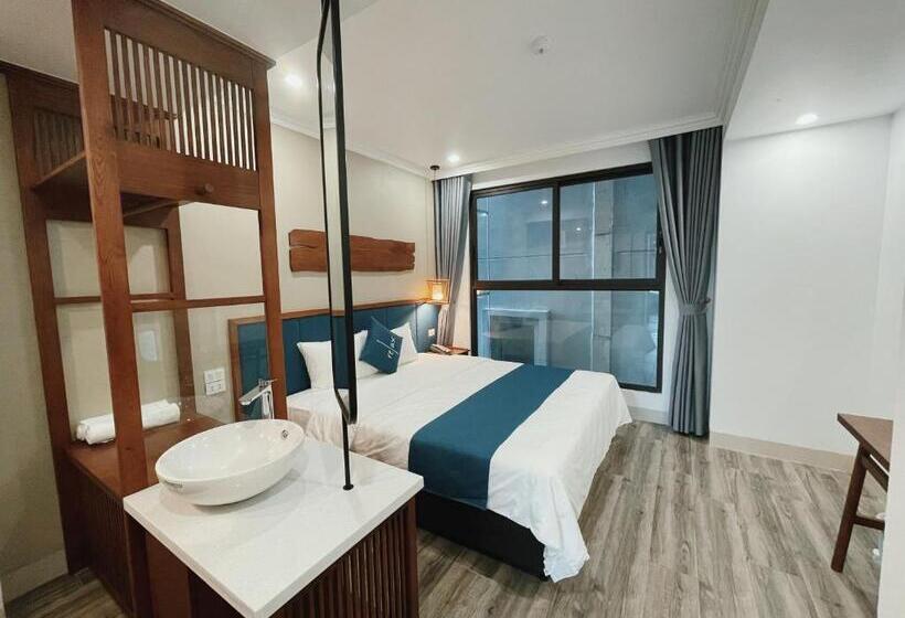 اتاق سوپریور با تخت بزرگ, The Light