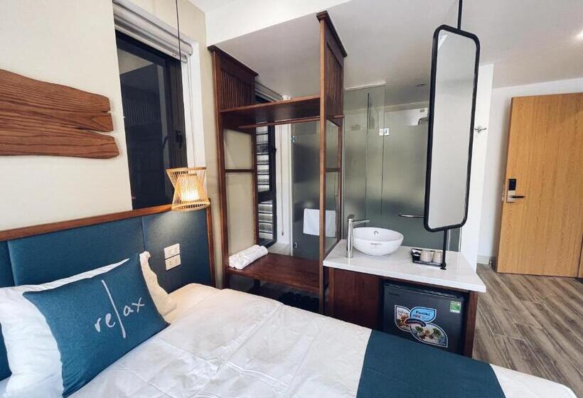 اتاق سوپریور با چشمانداز شهر, The Light