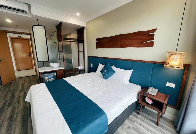 اتاق سوپریور با چشمانداز شهر, The Light