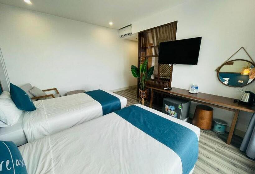 اتاق لوکس با چشمانداز دریا, The Light