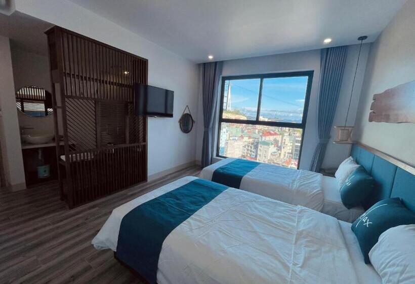 اتاق لوکس با چشمانداز دریا, The Light