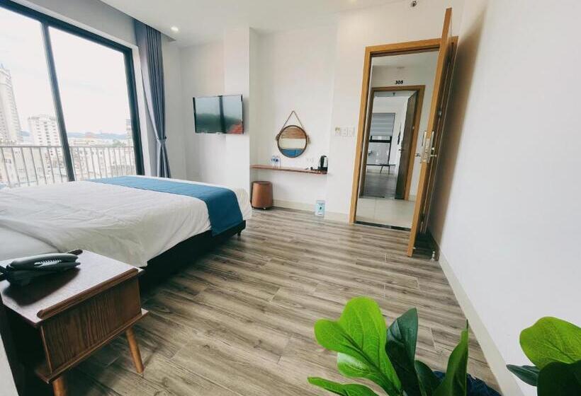 اتاق لوکس با چشمانداز دریا, The Light