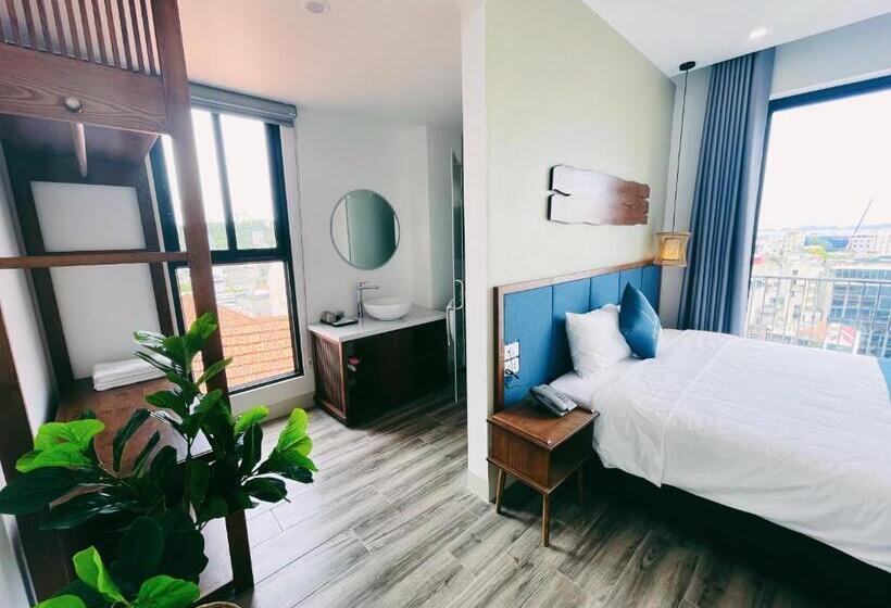 اتاق لوکس با چشمانداز دریا, The Light