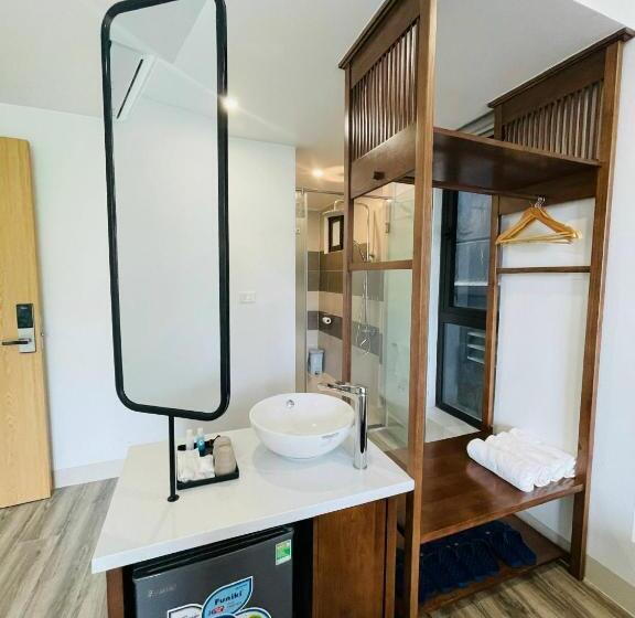 اتاق لوکس سه تخته, The Light