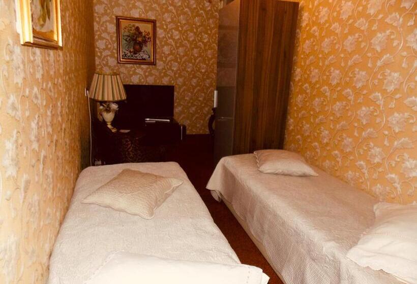 غرفة أساسية, Weena House