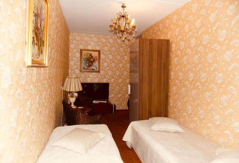 غرفة أساسية, Weena House