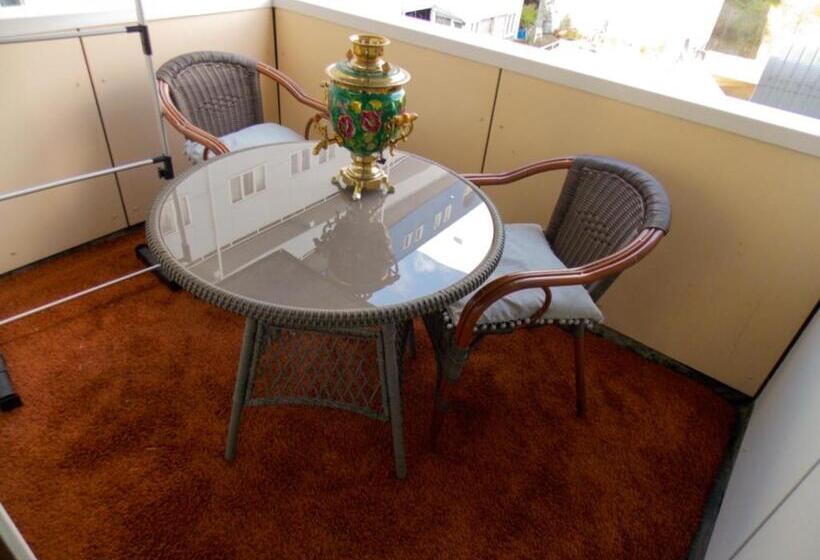 غرفة أساسية, Weena House