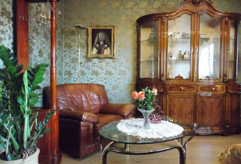 غرفة ديلوكس, Weena House