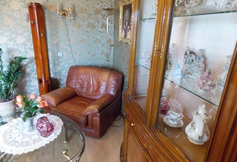 غرفة ديلوكس, Weena House