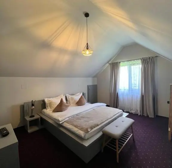 Economy-huone, Garden Retreat