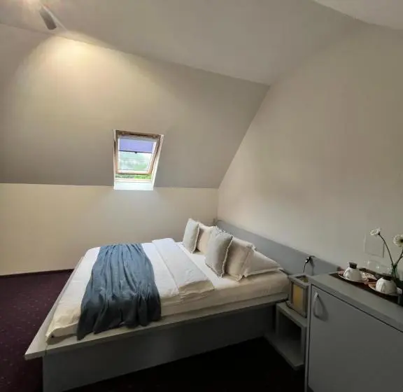 Economy-huone, Garden Retreat