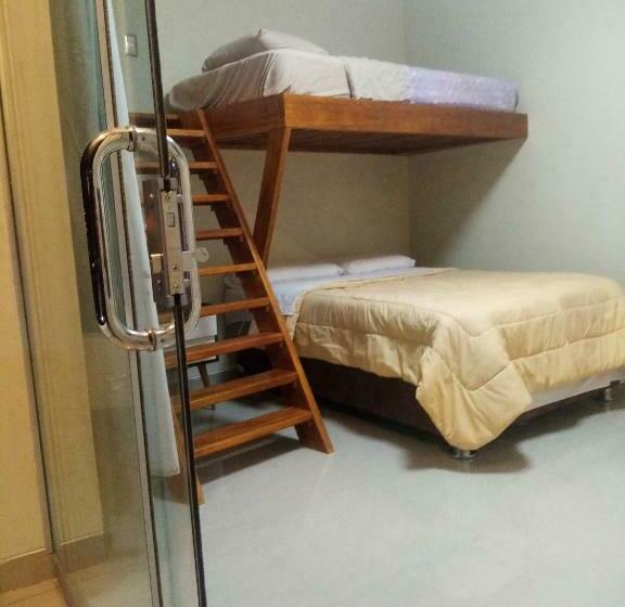 اتاق خانوادگی, Hostel Willys House