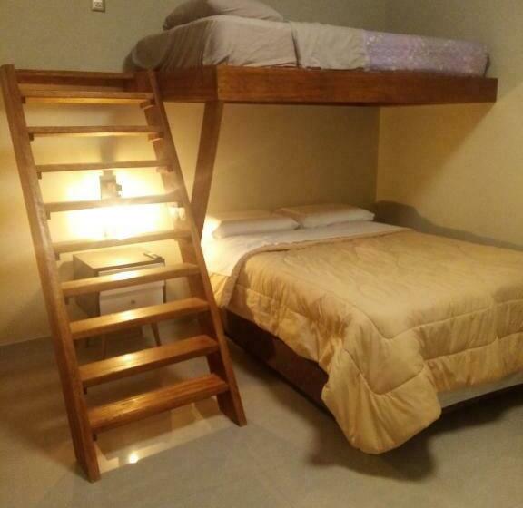 اتاق خانوادگی, Hostel Willys House