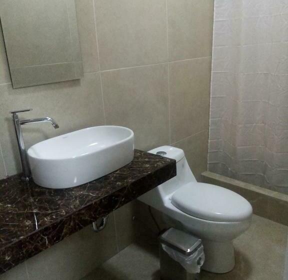 اتاق خانوادگی, Hostel Willys House