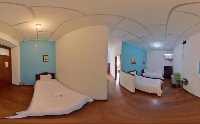 غرفة عائلية, 4 Mundos