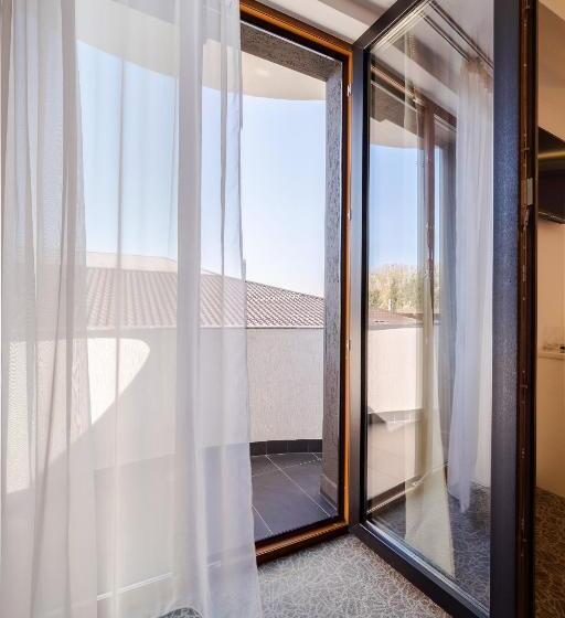 수피리어 룸, Aldi