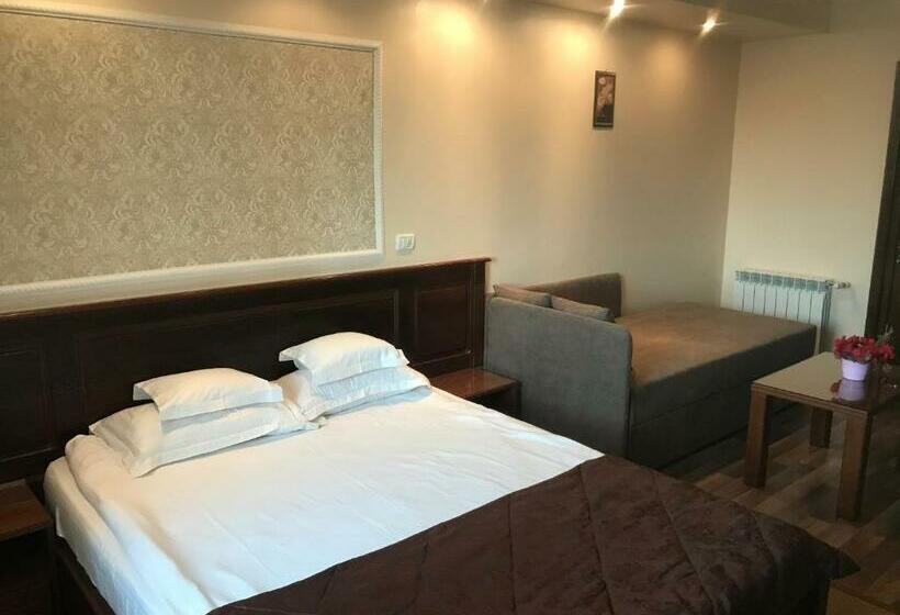 اتاق استاندارد سه نفره, Ana