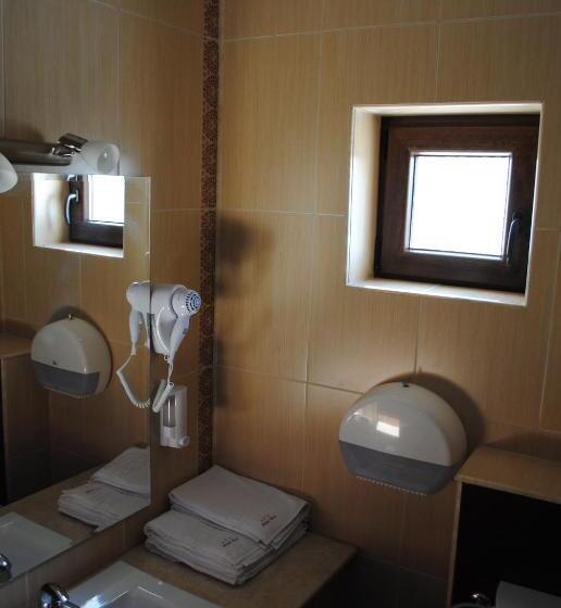 اتاق استاندارد سه نفره, Ana