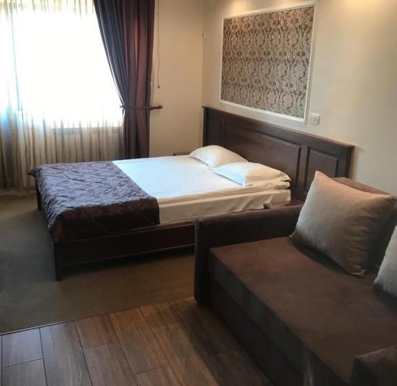 اتاق استاندارد سه نفره, Ana