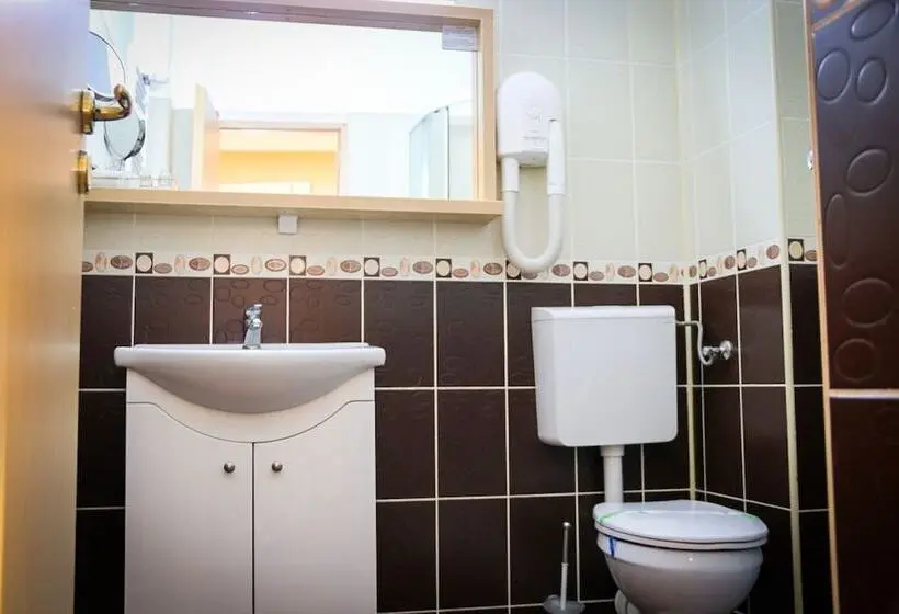 Standard Yhden Hengen Huone, Clipa