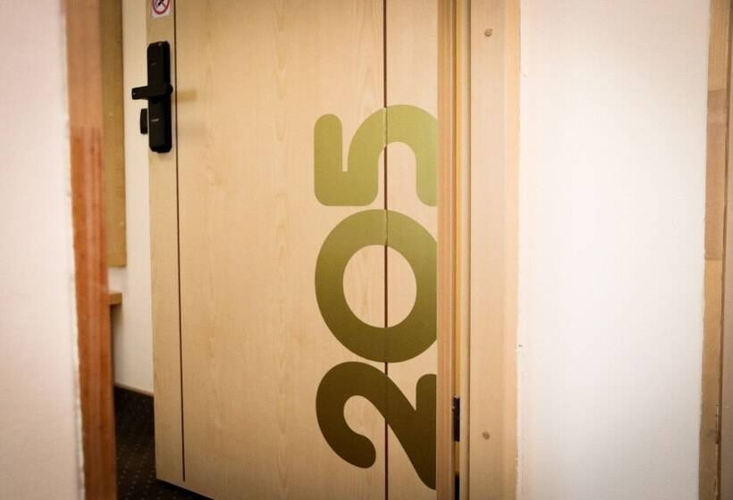 חדר סטנדרט יחיד, Clipa