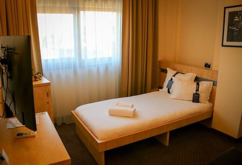 חדר סטנדרט יחיד, Clipa