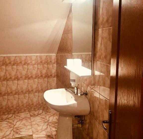 חדר סטנדרט לשלושה, Poenita