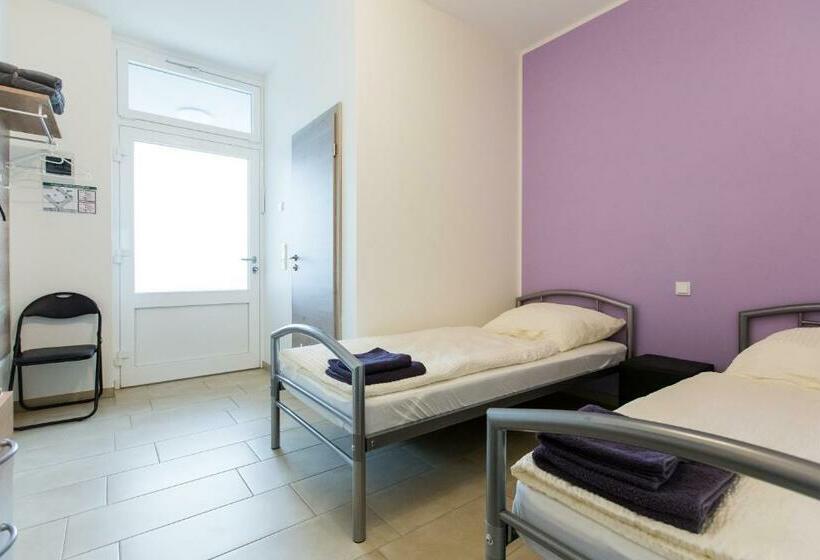 اتاق استاندارد, Motel Schlegel