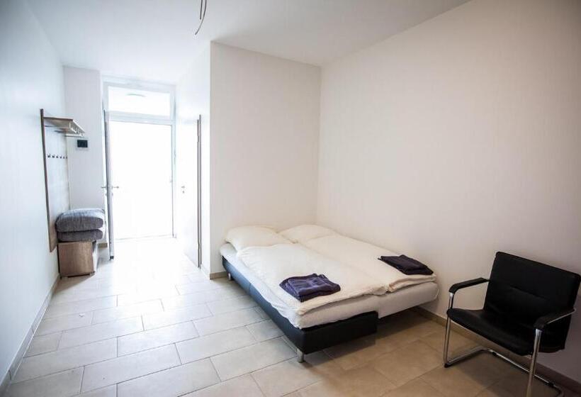 家庭间, Motel Schlegel