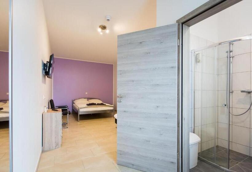 家庭间, Motel Schlegel