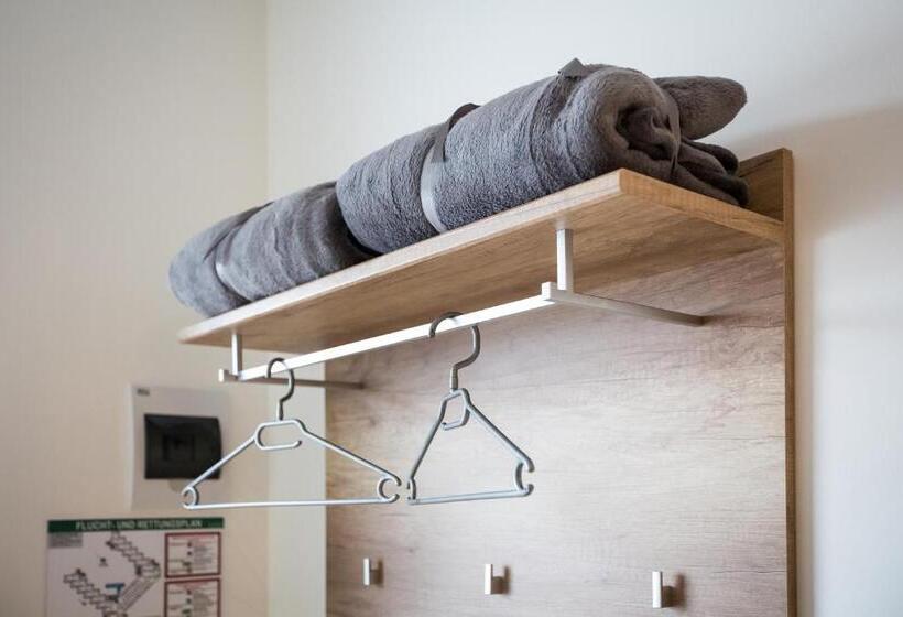 家庭间, Motel Schlegel