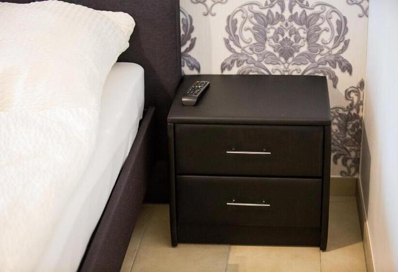 家庭间, Motel Schlegel