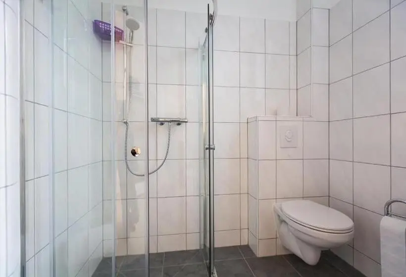 Perhehuone, Motel Schlegel