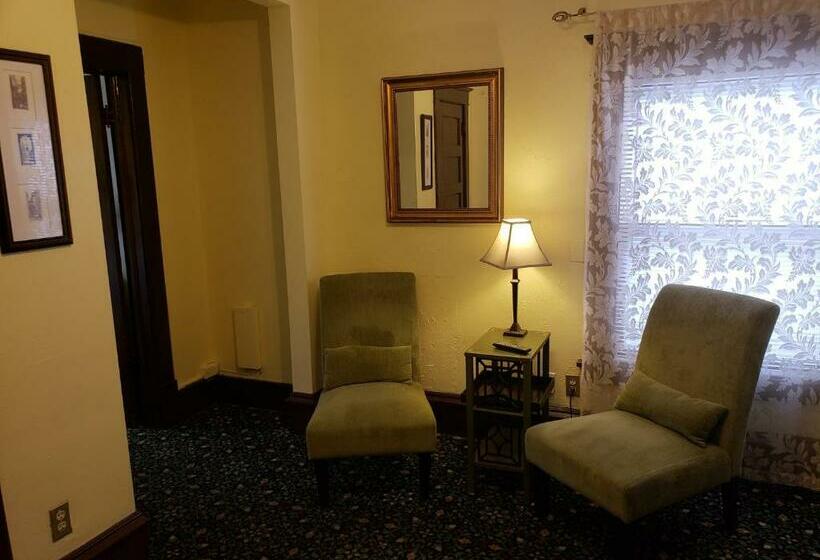 جناح, Greenbriar Inn