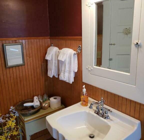 جناح, Greenbriar Inn