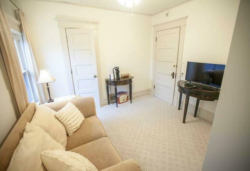 جناح, Greenbriar Inn