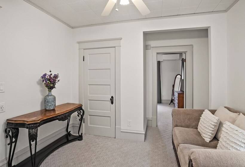 جناح, Greenbriar Inn