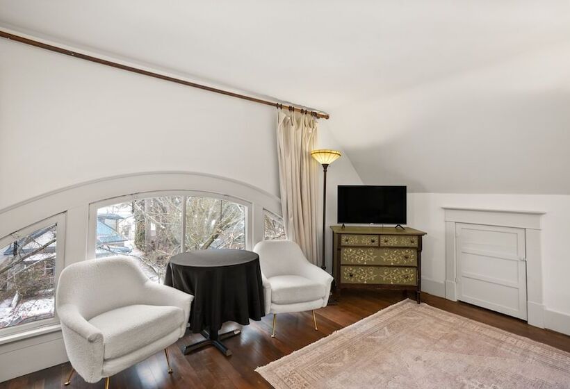 جناح, Greenbriar Inn