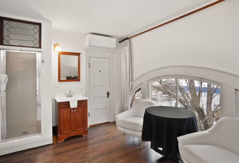 جناح, Greenbriar Inn