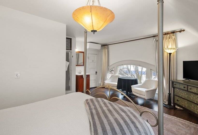 جناح, Greenbriar Inn