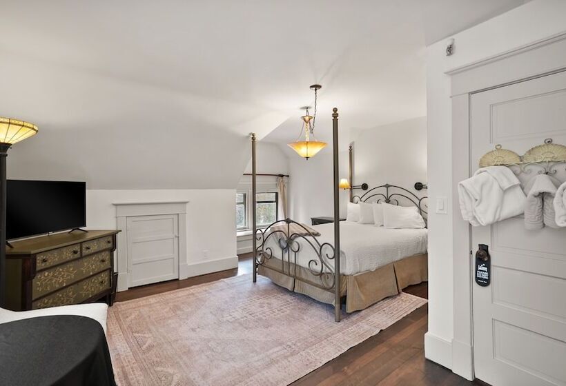 جناح, Greenbriar Inn