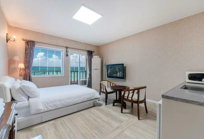 اتاق استاندارد با بالکن و چشم‌انداز دریا, Grim Resort