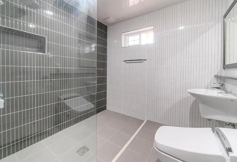 سوئیت 2 خوابه, Grim Resort