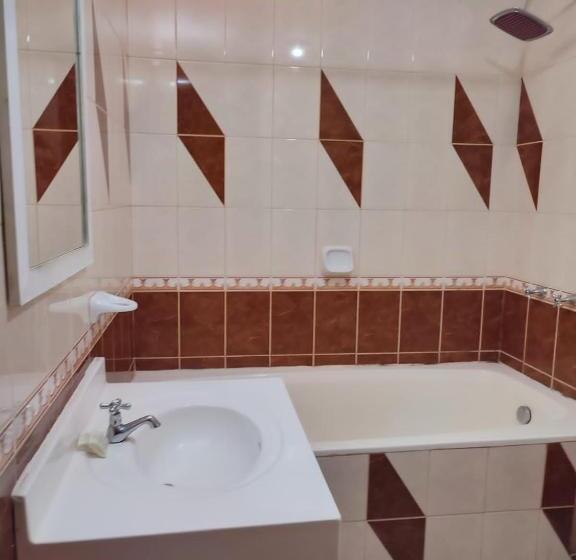 اتاق استاندارد سه نفره, Misky Samay