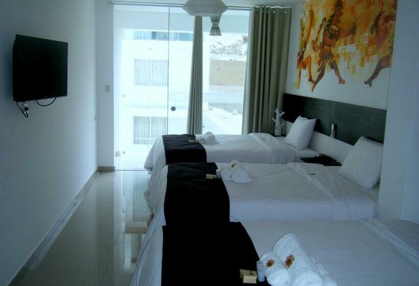 נוף לבריכה, Mochican Palace