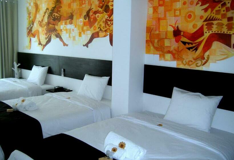 נוף לבריכה, Mochican Palace