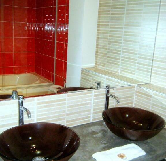 נוף לבריכה, Mochican Palace