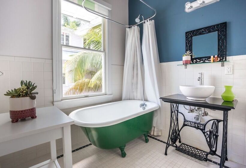 جناح, Miami River Inn By Renzzi