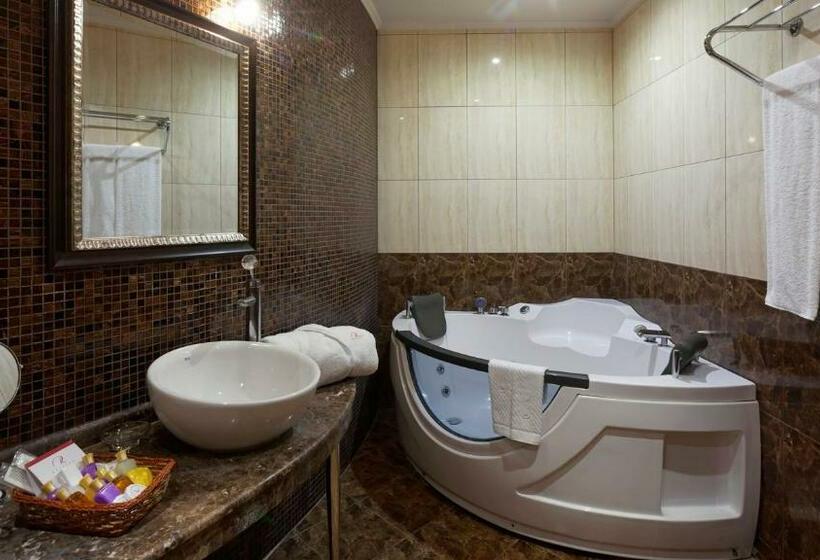 スタンダードスタジオ, Kristel Hotel